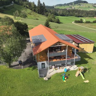 Unser Jahr 2024 💫
Dieses Jahr war sehr spannend und intensiv für uns:
Wir durften im Februar unsere ersten Feriengäste begrüßen. Insgesamt haben uns dieses Jahr 15 Familien besucht. Im Frühjahr wurde unser Heustock gebaut und der Kran wurde montiert. Und überall mussten Zäune für die Schafe aufgestellt werden. Im April sind unsere Schafe eingezogen und im Mai kamen dann die ersten Lämmer zur Welt. Insgesamt waren es 68. Über den Sommer haben wir unseren Lämmerstall gebaut und unsere 40 Mutterschafe ans Melken gewöhnt. Außerdem gab es noch weiteren tierischen Nachwuchs. Unsere Katzen Lilli und Lola sind auf den Hof gekommen. Seit August liefern wir unsere Milch an die @naturkaesereimaucher , die daraus Joghurt und Käse macht.
Vielen Dank an alle die uns dieses Jahr unterstützt haben!
Und jetzt wünschen wir euch einen guten Rutsch und ein erfolgreiches, glückliches Jahr 2025 💫🥳

#jahresrückblick #2024 #urlaubaufdembauernhof #bauernhof #ferienwohnung #ausblickgenießen #bergsicht #schafe #natur