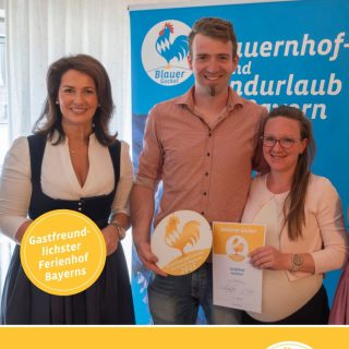 Am Montag durften wir in Bad Wörishofen den Goldenen Gockel entgegen nehmen. Wir freuen uns sehr, dass wir diese Auszeichnung nach nur ca. 1 Jahr der Vermietung bekommen haben. Deshalb möchten wir uns sehr bei unseren lieben Gästen bedanken, die sich die Zeit genommen haben, uns wirklich ganz tolle und ausführliche Bewertungen zu schreiben 😍

Foto: Andreas Kern
#goldenergockel #urlaubaufdembauernhof #allgäu #ferienwohnung #gastfreundschaft #bauernhof #urlaub