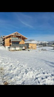 Unser Jahr 2025 🐑
Wir haben das Jahr mit ganz vielen Lämmern gestartet. Nachwuchs gab es auch bei den Katzen Lilly und Lola. Von sieben Kätzchen haben wir uns Linus ausgesucht. Er durfte bei uns bleiben 🐈
Aber nicht nur unsere Tiere haben Babys bekommen. Auch wir haben unsere Familie ergänzt 👨‍👩‍👧‍👦
Wir hatten einen sehr erfolgreichen Erntesommer. Und eine wunderbare Zeit mit vielen tollen Gästen. Unsere Terrasse wurde gepflastert und im September hat uns die @naturkaesereimaucher besucht. Außerdem wurden wir mit dem 'Goldenen Gockel' ausgezeichnet und ein Kamerateam hat uns einen Tag bei der Arbeit begleitet.
Mit den schönsten Sonnenaufgängen und vielen Lämmern beenden wir dieses ereignisreiche Jahr und sind gespannt, was 2026 für uns bereithält.
Vielen Dank an alle, die uns dieses Jahr unterstützt haben, an unsere wirklich ausnahmslos tollen Gäste und an die @naturkaesereimaucher für die gute Zusammenarbeit.
Wir wünschen euch allen einen guten Rutsch und ein wunderbares neues Jahr 🥳🍀🥂

#urlaubaufdembauernhof #fewo #bergblick #2025 #bauernhof